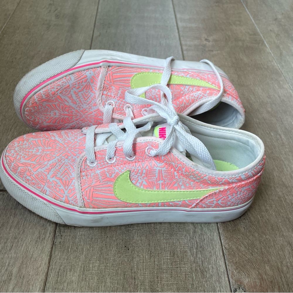 Rare Nike shoes, size 5